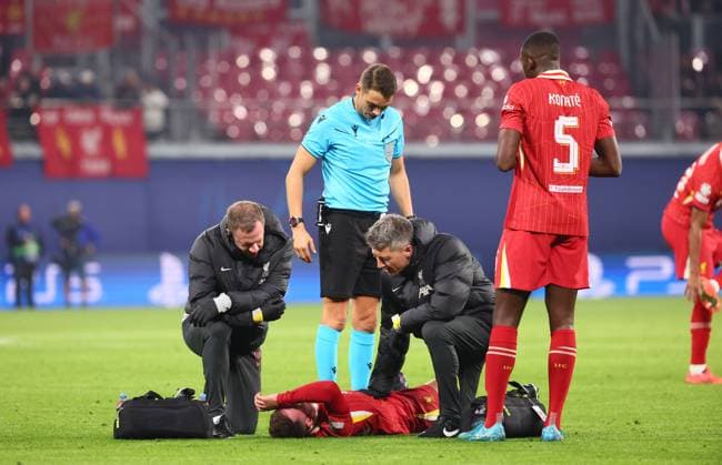 RB Leipzig - Liverpool Champions League Leipzig, 23.10.2024, Red Bull Arena, Fußball, UEFA Champions League, 3. Spieltag , RB Leipzig vs. FC Liverpool , Im Bild: Alexis Mac Allister (10, Liverpool) muß wegen einer Verletzung behandelt werden. , Nur zur redaktionellen Nutzung. Only editorial use. , UEFA regulations prohibit any use of photographs as image sequences and or quasi-video. ,