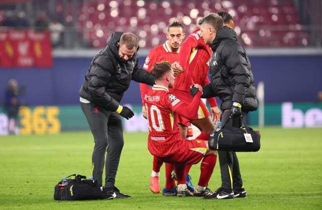 RB Leipzig - Liverpool Champions League Leipzig, 23.10.2024, Red Bull Arena, Fußball, UEFA Champions League, 3. Spieltag , RB Leipzig vs. FC Liverpool , Im Bild: Alexis Mac Allister (10, Liverpool) muß wegen einer Verletzung behandelt werden. , Nur zur redaktionellen Nutzung. Only editorial use. , UEFA regulations prohibit any use of photographs as image sequences and or quasi-video. ,