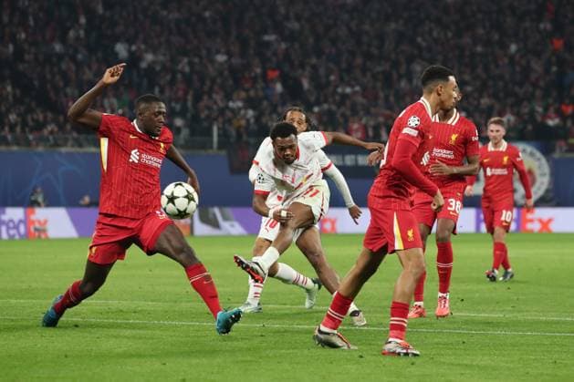 Torschütze Lois Openda (RB Leipzig,11) trifft zum 1-0, das Tor wird nicht gegeben - Champions League Ligaphase Saison 2024-2025 RB Leipzig vs. FC Liverpool in der Red Bull Arena in Leipzig - Aktion,Fussball,Deutschland,Mann,Männer,23.10.2024