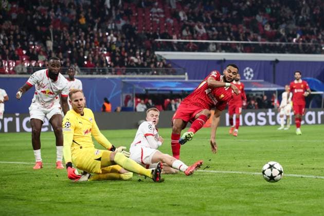 Torwart Peter Gulacsi (RB Leipzig,1) und Arthur Vermeeren (RB Leipzig,18) gegen Cody Galpko (FC Liverpool,18)- Champions League Ligaphase Saison 2024-2025 RB Leipzig vs. FC Liverpool in der Red Bull Arena in Leipzig - Aktion,Fussball,Deutschland,Mann,Männer,23.10.2024