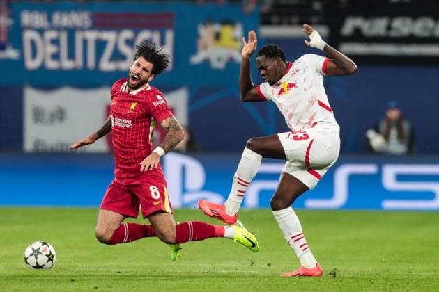 Dominik Szoboszlai (FC Liverpool,8) gegen Castello Lukeba (RB Leipzig,23) - Champions League Ligaphase Saison 2024-2025 RB Leipzig vs. FC Liverpool in der Red Bull Arena in Leipzig - Aktion,Fussball,Deutschland,Mann,Männer,23.10.2024