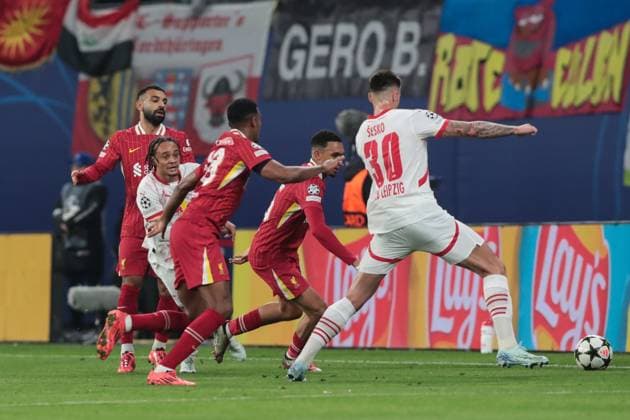Xavi Simons (RB Leipzig,10) und Benjamin Sesko (RB Leipzig,30) gegen Trent Alexander Arnold (FC Liverpool,66) und Mohamed Salah (FC Liverpool,11) - Champions League Ligaphase Saison 2024-2025 RB Leipzig vs. FC Liverpool in der Red Bull Arena in Leipzig - Aktion,Fussball,Deutschland,Mann,Männer,23.10.2024