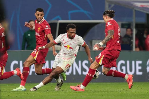 Lois Openda (RB Leipzig,11) gegen Virgil van Dijk (FC Liverpool,4) - Champions League Ligaphase Saison 2024-2025 RB Leipzig vs. FC Liverpool in der Red Bull Arena in Leipzig - Aktion,Fussball,Deutschland,Mann,Männer,23.10.2024