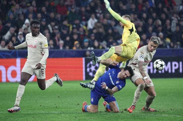 SOCCER - UEFA CL, RBS vs Zagreb SALZBURG,AUSTRIA,23.OCT.24 - SOCCER - UEFA Champions League, Red Bull Salzburg vs GNK Dinamo Zagreb. Image shows Samson Baidoo, Alexander Schlager (RBS), Sandro Kulenovic (Zagreb) and Kamil Piatkowski (RBS).  GEPAxpictures xDavidxGeieregger