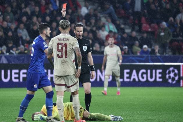 SOCCER - UEFA CL, RBS vs Zagreb SALZBURG,AUSTRIA,23.OCT.24 - SOCCER - UEFA Champions League, Red Bull Salzburg vs GNK Dinamo Zagreb. Image shows referee Danny Makkelie shows the red card to Alexander Schlager (RBS).  GEPAxpictures xDavidxGeieregger