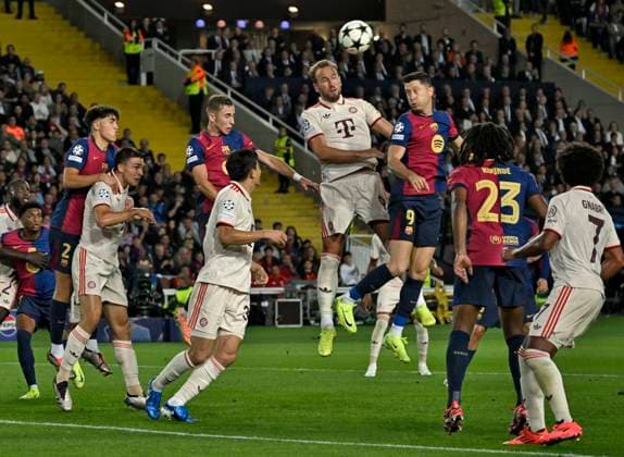 23.10.2024, Fussball UEFA Champions League 2024 2025, 3.Spieltag, FC Barcelona, Barca - FC Bayern München, im Estadi Olimpic Lluis Companys (Barcelona). Harry Kane (FC Bayern München) gegen Robert Lewandowski (FC Barcelona) . Robert Lewandowski (FC Barcelona)