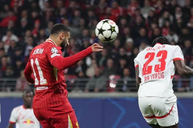 UEFA Champions League: RB Leipzig vs. FC Liverpool, 23.10.24 Mohamed Salah (11, FC Liverpool) beim Kopfball, dass das Wasser spritzt. Fussball, UEFA Champions League, Saison 2024 2025: RB Leipzig vs. FC Liverpool am 23.10.24 in der Red Bull Arena, Leipzig. Copyright: xBEAUTIFULxSPORTS JanxKaeferx