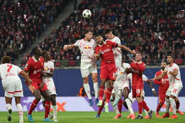 UEFA Champions League: RB Leipzig vs. FC Liverpool, 23.10.24 Cody Gakpo (18, FC Liverpool) zwischen Willi Orban (4, RB Leipzig) und Benjamin Sesko (30, RB Leipzig) beim Kopfball. Fussball, UEFA Champions League, Saison 2024 2025: RB Leipzig vs. FC Liverpool am 23.10.24 in der Red Bull Arena, Leipzig. Copyright: xBEAUTIFULxSPORTS JanxKaeferx