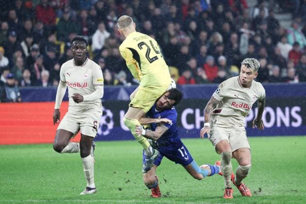 SOCCER - UEFA CL, RBS vs Zagreb SALZBURG,AUSTRIA,23.OCT.24 - SOCCER - UEFA Champions League, Red Bull Salzburg vs GNK Dinamo Zagreb. Image shows Samson Baidoo, Alexander Schlager (RBS), Sandro Kulenovic (Zagreb) and Kamil Piatkowski (RBS).  GEPAxpictures xDavidxGeieregger