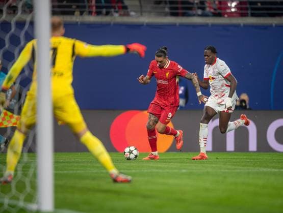 Fussball, Herren, Saison 2024 2025, Champions League (Ligaphase, 3. Spieltag), RB Leipzig - FC Liverpool, v.l. Torwart Peter Gulacsi (RB Leipzig), Darwin Nunez (FC Liverpool), Castello Lukeba (RB Leipzig), 23.10.2024, Copyright: xSebastianxRäppold MatthiasxKochx