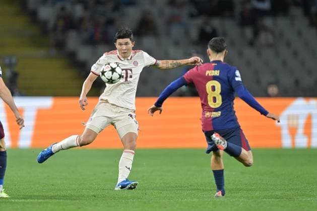 im Zweikampf, Aktion, mit Min-jae Kim 3 (FC Bayern Muenchen), Pedri 8 FC Barcelona, Barca , FC Barcelona vs. FC Bayern Muenchen, Champions League, Fussball, 3. Spieltag, 23.10.2024 Barcelona Katalonien Spanien