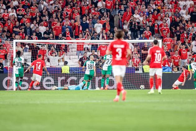 LISBON, Estadio da Luz, 23-10-2024 , season 2024 2025 , UEFA Champions League. during the match Benfica - Feyenoord, Benfica player Kerem Akturkoglu (r) scoring the 1-2 Benfica - Feyenoord  x26547193x Copyright: