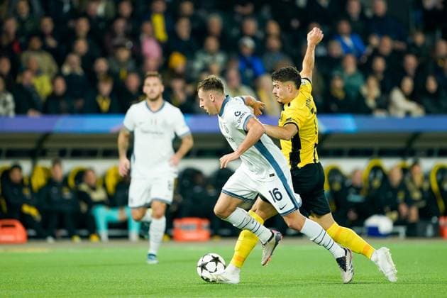 Bern, Switzerland, October 23rd 2024: Davide Frattesi (16 Inter) and Filip Ugrinic (7 Young Boys) battle for the ball (duel) during the UEFA Champions League football match between BSC Young Boys and FC Internazionale at Wankdorf Stadion in Bern, Switzerland. (Daniela Porcelli SPP) Copyright: xDanielaxPorcellix xSPPx spp-en-DaPoSp-20241023-_DP17720