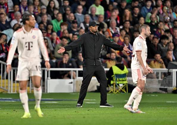 23.10.2024, Fussball UEFA Champions League 2024 2025, 3.Spieltag, FC Barcelona, Barca - FC Bayern München, im Estadi Olimpic Lluis Companys (Barcelona). Trainer Vincent Kompany (FC Bayern München) ist ratlos. v.l. Leroy Sane (Bayern München), Trainer Vincent Kompany (FC Bayern München) und Raphael Guerreiro (FC Bayern München)