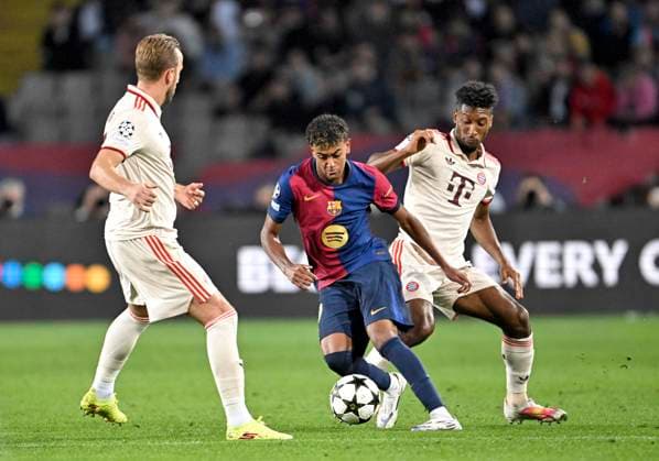 23.10.2024, Fussball UEFA Champions League 2024 2025, 3.Spieltag, FC Barcelona, Barca - FC Bayern München, im Estadi Olimpic Lluis Companys (Barcelona). v.l. Harry Kane (FC Bayern München), Lamine Yamal (FC Barcelona) und Kingsley Coman (FC Bayern München)