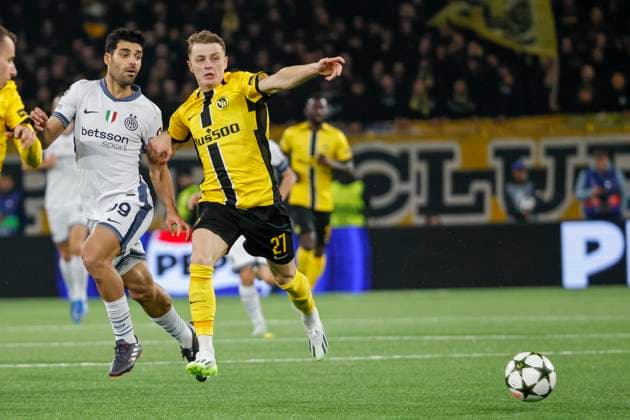 Mehdi Taremi (Inter Mailand, 99) und Lewin Blum (BSC Young Boys, 27) im Laufduell , Fussball, UEFA Champions League, 3. Spieltag, 2024 2025, Young Boys Bern vs. Inter Mailand, 23.10.2024, Stadion Wankdorf, Bern, Schweiz Bern Stadion Wankdorf Kanton Bern Schweiz Copyright: xGrantxHubbsx