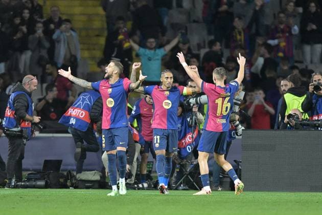 die Mannschaft freut sich ueber das Tor von Raphinha 11 FC Barcelona, Barca zum 4:1, FC Barcelona vs. FC Bayern Muenchen, Champions League, Fussball, 3. Spieltag, 23.10.2024 Barcelona Katalonien Spanien