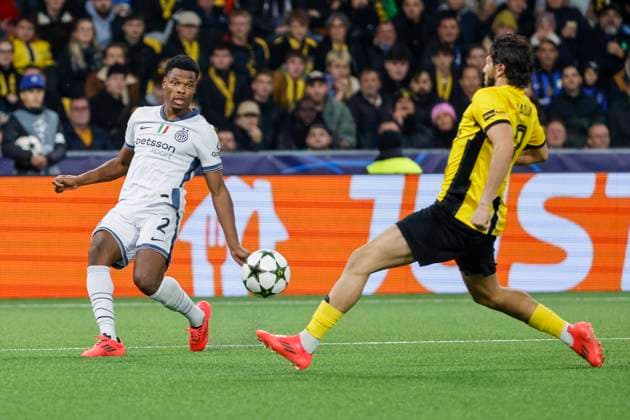 Denzel Dumfries (Inter Mailand, 02) und Jaouen Hadjam (BSC Young Boys, 03) im Kampf um den Ball , Fussball, UEFA Champions League, 3. Spieltag, 2024 2025, Young Boys Bern vs. Inter Mailand, 23.10.2024, Stadion Wankdorf, Bern, Schweiz Bern Stadion Wankdorf Kanton Bern Schweiz Copyright: xGrantxHubbsx