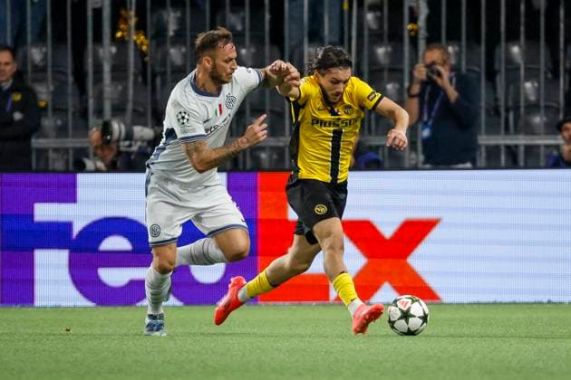 Marko Arnautovic (Inter Mailand, 08) und Jaouen Hadjam (BSC Young Boys, 03) im Zweikampf , Fussball, UEFA Champions League, 3. Spieltag, 2024 2025, Young Boys Bern vs. Inter Mailand, 23.10.2024, Stadion Wankdorf, Bern, Schweiz Bern Stadion Wankdorf Kanton Bern Schweiz Copyright: xGrantxHubbsx