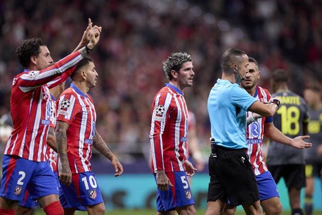 Players of Atletico de Madrid in discussion with the referee, Marco Guida during the UEFA Champions League match between Atletico de Madrid v LSCO Lille at Riyadh Air Metropolitano Stadium on October 23, 2024 in Madrid (Photo by: LGM) FOOTBALL : Atletico de Madrid vs LSCO Lille - UEFA Ligue des Champions - 23 10 2024 LGM Panoramic 