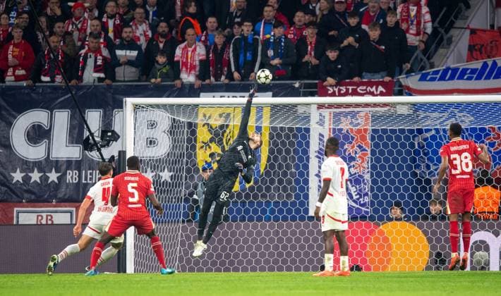 Fussball, Herren, Saison 2024 2025, Champions League (Ligaphase, 3. Spieltag), RB Leipzig - FC Liverpool, Parade Torwart Caoimhin Kelleher (FC Liverpool), 23.10.2024, Copyright: xSebastianxRäppold MatthiasxKochx