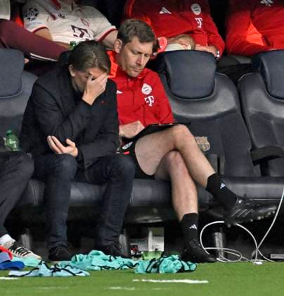 23.10.2024, Fussball UEFA Champions League 2024 2025, 3.Spieltag, FC Barcelona, Barca - FC Bayern München, im Estadi Olimpic Lluis Companys (Barcelona). Sportdirektor Christoph Freund (Bayern München) mag gar nicht mehr hinschauen