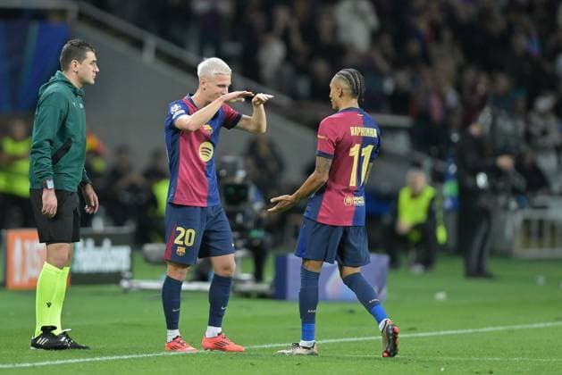 Einwechslung von Dani Olmo 20 FC Barcelona, Barca , Auswechslung von Raphinha 11 (FC Barcelona), FC Barcelona vs. FC Bayern Muenchen, Champions League, Fussball, 3. Spieltag, 23.10.2024 Barcelona Katalonien Spanien