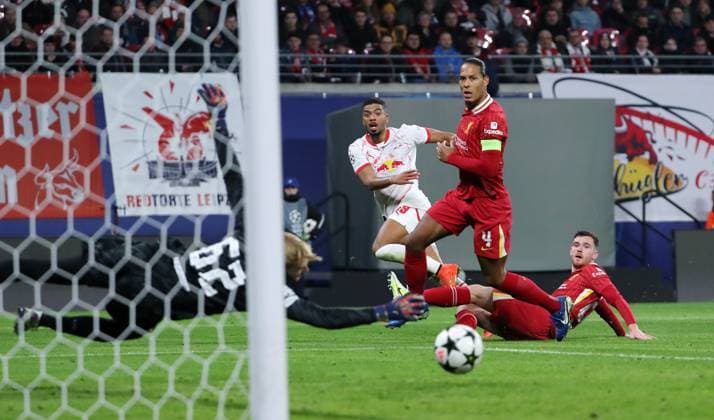 Torwart Caoimhin Kelleher, Benjamin Henrichs, Virgil van Dijk, Andrew Robertson Zweikampf Spielszene Aktion Fußball Fussball UEFA Champions League UCL Herren 3.Spieltag Saison 2024 2025 23.10.2024 Rasen Ballsport RB Leipzig RBL vs Liverpool FC LFC DFL regulations prohibit any use of photographs as image sequences and or quasi-video.