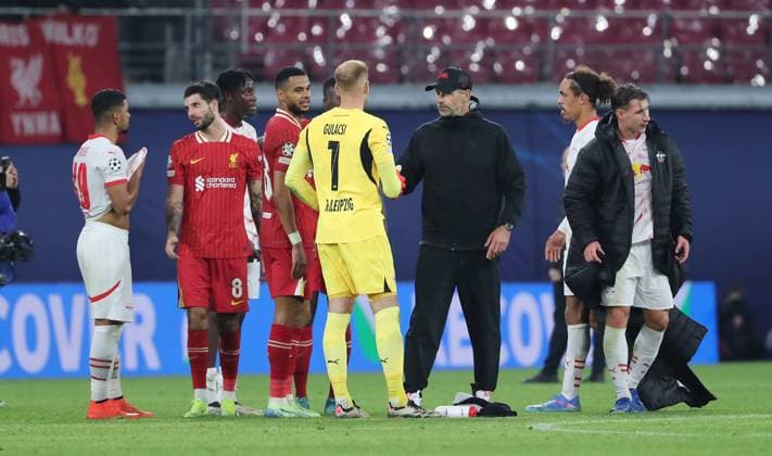 Benjamin Henrichs redet mit Dominik Szoboszlai, Torwart Peter Gulacsi, Trainer Marco Rosenach Spielende enttäuscht nach Spielende Enttäuschung Fußball Fussball UEFA Champions League UCL Herren 3.Spieltag Saison 2024 2025 23.10.2024 Rasen Ballsport RB Leipzig RBL vs Liverpool FC LFC DFL regulations prohibit any use of photographs as image sequences and or quasi-video.