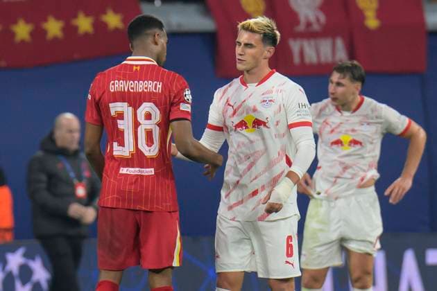 GER, Sachsen, Leipzig, Champions League RB Leipzig gegen FC Liverpool, CHL, UCL, Spieltag, Spielzeit 2024 2025, RB Arena, v.l. im Bild: Ryan Gravenberch (FC Liverpool - 09), Eljif Elmas (RB Leipzig 06), geben sich nach Ende des Spiels die Hand, Endstand 0:1, 23.10.2024, Copyright: HMBxMedia UwexKoch