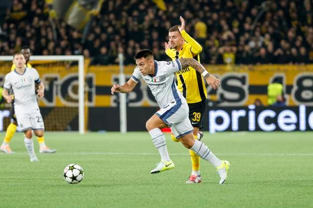 Lautaro Martinez (Inter Mailand, 10) und Darian Males (BSC Young Boys, 39) im Zweikampf , Fussball, UEFA Champions League, 3. Spieltag, 2024 2025, Young Boys Bern vs. Inter Mailand, 23.10.2024, Stadion Wankdorf, Bern, Schweiz Bern Stadion Wankdorf Kanton Bern Schweiz Copyright: xGrantxHubbsx