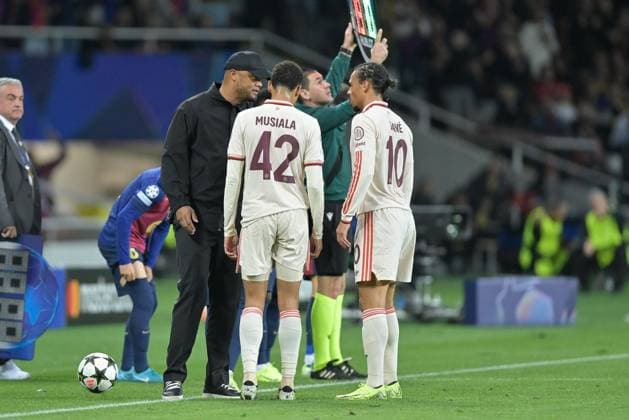Jamal Musiala 42 (FC Bayern Muenchen), Leroy Sane 10 (FC Bayern Muenchen) bekommen Anweisungen von Chef-Trainer Vincent Kompany (FC Bayern Muenchen), FC Barcelona, Barca vs. FC Bayern Muenchen, Champions League, Fussball, 3. Spieltag, 23.10.2024 Barcelona Katalonien Spanien