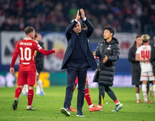 Fussball, Herren, Saison 2024 2025, Champions League (Ligaphase, 3. Spieltag), RB Leipzig - FC Liverpool, Trainer Arne Slot (FC Liverpool), Jubel nach dem Abpfiff, hinten v. l. Alexis Mac Allister (FC Liverpool), Wataru Endo (FC Liverpool), 23.10.2024, Copyright: xSebastianxRäppold MatthiasxKochx