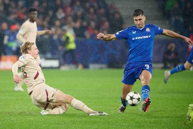 Salzburg, Österreich 23. Oktober 2024: Champions League - 2024 2025 - RB Salzburg vs. GNK Dinamo Zagreb Im Bild: v. li. im Zweikampf Mads Bidstrup (RB), Raul Torrente (Dinamo Zagreb) Red Bull Arena Copyright: xFotostandx xWassmuthx