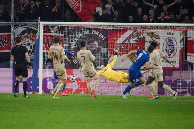 Salzburg, Österreich 23. Oktober 2024: Champions League - 2024 2025 - RB Salzburg vs. GNK Dinamo Zagreb Im Bild: re. Torschütze Bruno Petkovic (Dinamo Zagreb) macht das Tor zum 0:2, Torwart Janis Blaswich (RB) ohne Chance Red Bull Arena Copyright: xFotostandx xWassmuthx