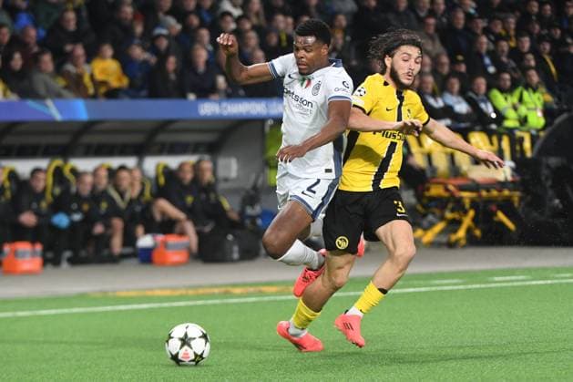 23.10.2024, Bern, Stadion Wankdorf, Uefa Champions League: BSC Young Boys - Inter Mailand, 2 Denzel Dumfries (Mailand) against 3 Jaouen Hadjam (Young Boys). Bern Stadion Wankdorf Bern Switzerland Copyright: xJustPictures.ch ManuelxWinterbergerx jp-de-MaWi-MWI_2752C