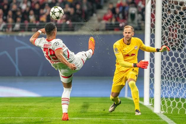 Leipzig, Deutschland 23. Oktober 2024: Champions League - 2024 2025 - RB Leipzig vs. FC Liverpool Im Bild: Benjamin Henrichs (Leipzig) und Torhuetter Peter Gulacsi (Leipzig) v.li. Copyright: xFotostandx xNachtigallx