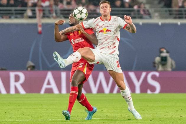 Leipzig, Deutschland 23. Oktober 2024: Champions League - 2024 2025 - RB Leipzig vs. FC Liverpool Im Bild: v. li. im Zweikampf Ibrahima Konate (Liverpool) und Benjamin Sesko (Leipzig) Copyright: xFotostandx xNachtigallx