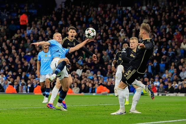 Manchester City v Sparta Prague Champions League 23 10 2024. Erling Haaland (9) of Manchester City stretches to reach the ball during the Champions League match between Manchester City and Sparta Prague at the Etihad Stadium, Manchester, England on 23 October 2024. Manchester Etihad Stadium Manchester England Editorial use only , Copyright: xConorxMolloyx PSI-20645-0108
