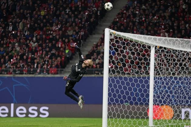 UEFA Champions League: RB Leipzig vs. FC Liverpool, 23.10.24 Torwart Caoimhin Kelleher (62, FC Liverpool) kann den Ball über das Tor lenken. Fussball, UEFA Champions League, Saison 2024 2025: RB Leipzig vs. FC Liverpool am 23.10.24 in der Red Bull Arena, Leipzig. Copyright: xBEAUTIFULxSPORTS JanxKaeferx