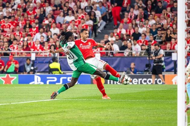 UEFA Champions League: Benfica Vs Feyenoord in Portugal - 23 Oct 2024 (L-R) Jordan Lotomba of Feyenoord and Vangelis Pavlidis of Benfica seen in action during UEFA Champions League match, between Benfica and Feyenoord at Estadio Lisboa e Benfica. Final score; Benfica 1:3 Feyenoord. Lisboa Portugal Copyright: xNunoxBrancox xSOPAxImagesx Benfica_Feyenoord_-110