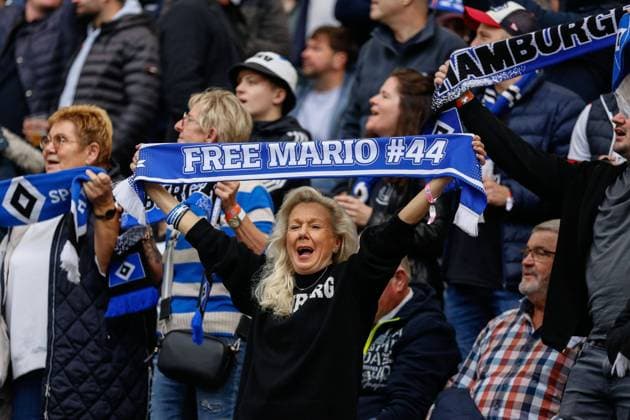 Weiblicher HSV Fans mit Schal Free Mario Vuskovic 44 der wegen Doping gesperrt ist Deutschland , Hamburg , Volksparkstadion , Fussball , Bundesliga , 2. Fussball Bundesliga , Hamburger SV - FC Magdeburg *** Female HSV fans with scarf Free Mario Vuskovic 44 who is banned for doping Germany , Hamburg , Volksparkstadion , Football , Bundesliga , 2 Fussball Bundesliga , Hamburger SV FC Magdeburg