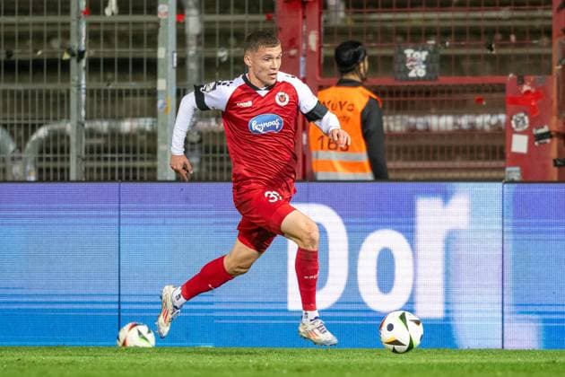 22.10.24, Fussball: 3. Liga, Saison 2024 2025, 11. Spieltag, Viktoria Köln 1904 e.V. vs FC Ingolstadt 04 im Sportpark Höhenberg in Köln. Niklas May (Viktoria Koeln, 37) am Ball. Wichtiger Hinweis: Gemaess den Vorgaben der DFL Deutsche Fussball Liga bzw. des DFB Deutscher Fussball-Bund ist es untersagt, in dem Stadion und oder vom Spiel angefertigte Fotoaufnahmen in Form von Sequenzbildern und oder videoaehnlichen Fotostrecken zu verwerten bzw. verwerten zu lassen. Foto: Kirchner-Media TH Copyright: xKirchner-Media THx