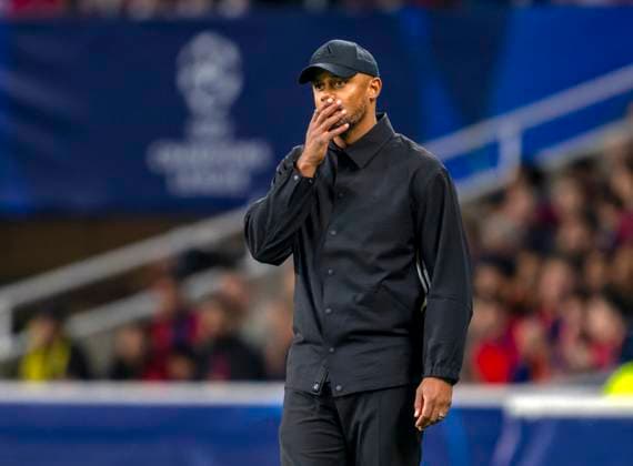 Sport Themen der Woche KW43 23.10.2024, Fussball UEFA Champions League 2024 2025, 3.Spieltag, FC Barcelona, Barca - FC Bayern München, im Estadi Olimpic Lluis Companys (Barcelona). Trainer Vincent Kompany (FC Bayern München) nachdenklich *** 23 10 2024, Football UEFA Champions League 2024 2025, Matchday 3, FC Barcelona FC Bayern Munich, at Estadi Olimpic Lluis Companys Barcelona coach Vincent Kompany FC Bayern Munich pensive