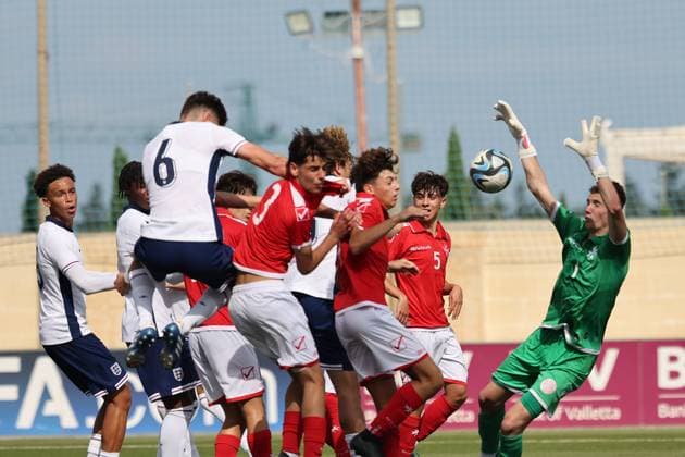 Sport Bilder des Tages TA™ QALI, MALTA - OCTOBER 24: Freddie Simmonds (3rd L) of England heads the ball during the UEFA European Under-17 Championship 2025 Group 1 qualifying soccer match between England and Malta at the Centenary Stadium, Ta™ Qali, Malta on October 24, 2024. England v Malta - Under-17 Championship UEFA Qualifying 2025 UEFA_U17_QLFY_25