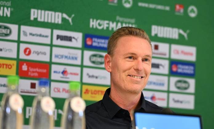 24.10.2024 - SpVgg Greuther Fürth Fuerth - Saison 2024 2025 - Medientermin Pressetermin Pressekonferenz im Vorfeld des Ligaspiels gegen den FC Schalke 04 - - xwoxzix - Leonhard Leo Haas ( Trainer SpVgg Greuther Fürth )