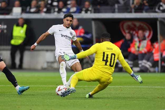 24.10.2024, Fussball UEFA Europa League, Eintracht Frankfurt - FC Riga FS RFS, emonline, emspor, v.l., Omar Marmoush (Eintracht Frankfurt), Torwart Fabrice Ondoa (FK RFS) DFL DFB REGULATIONS PROHIBIT ANY USE OF PHOTOGRAPHS AS IMAGE SEQUENCES AND OR QUASI-VIDEO. xdcx Copyright: HMBxMedia