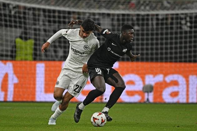 24.10.2024, xjhx, Fussball UEFA Europa League, Eintracht Frankfurt - Rigas Futbola Skola emspor, v.l. Can Uzun (Eintracht Frankfurt) Haruna Njie (Rigas Futbola Skola RFS) Zweikampf, Aktion, action, battle for the ball (DFL DFB REGULATIONS PROHIBIT ANY USE OF PHOTOGRAPHS as IMAGE SEQUENCES and or QUASI-VIDEO) Frankfurt am Main
