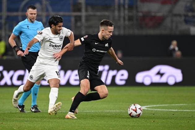 24.10.2024, xjhx, Fussball UEFA Europa League, Eintracht Frankfurt - Rigas Futbola Skola emspor, v.l. Mahmoud Dahoud (Eintracht Frankfurt) Janis Ikaunieks (Rigas Futbola Skola RFS) Zweikampf, Aktion, action, battle for the ball (DFL DFB REGULATIONS PROHIBIT ANY USE OF PHOTOGRAPHS as IMAGE SEQUENCES and or QUASI-VIDEO) Frankfurt am Main