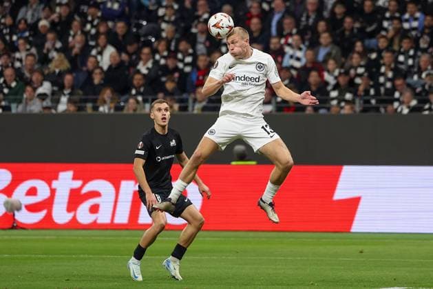 2024.10.24 UEFA Europa League phase Matchday 3 Eintracht Frankfurt - Rigas FS v.l., Dmitrijs Zelenkovs (Rigas FS), Rasmus Kristensen (Eintracht Frankfurt) Kopfball, Kopfballduell (DFL DFB REGULATIONS PROHIBIT ANY USE OF PHOTOGRAPHS as IMAGE SEQUENCES and or QUASI-VIDEO) Copyright: JoaquimxFerreira